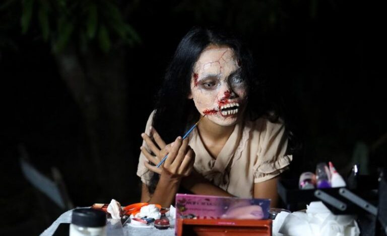 Tailandesa se disfraza de zombi