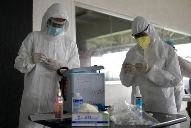 cientificos laboratorio