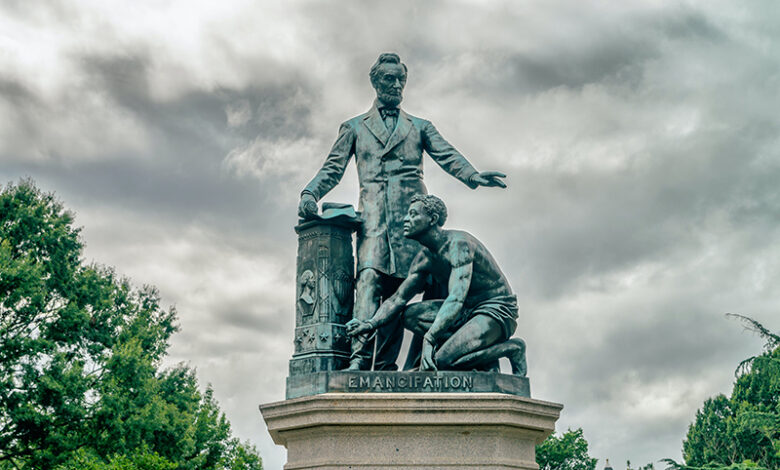 estatua de Lincoln con esclavo a sus pies