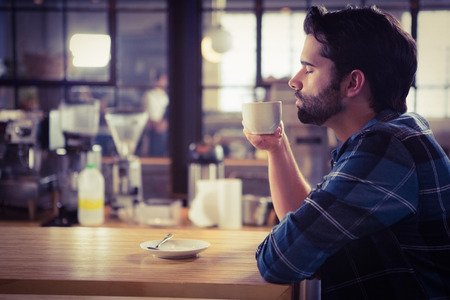 hombre tomando cafe