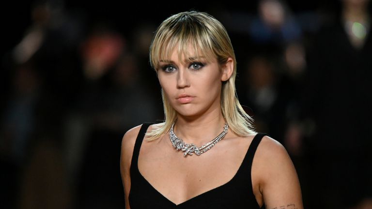 Miley Cyrus confiesa que le gustan más las mujeres