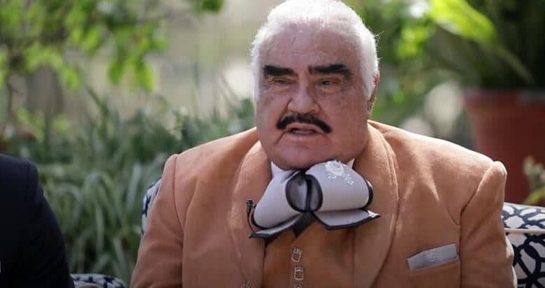 “No sé si fue bromeando, no sé, eran muchísima gente” Así se defiende Vicente Fernández sobre foto tocando el seno de una joven