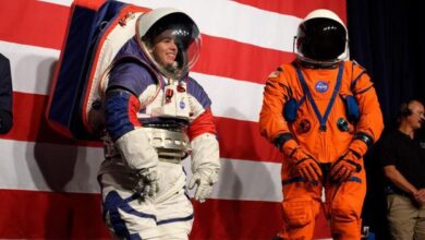 astronautas usan trajes blancos y naranjas