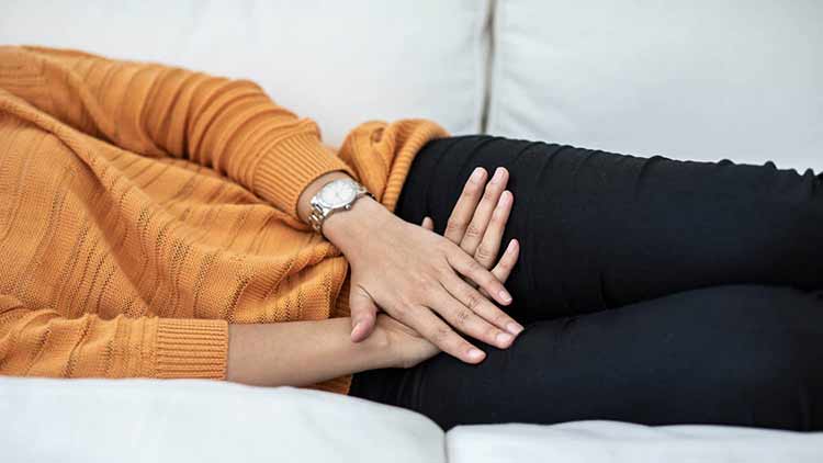 La agenesia vaginal es una condición difícil que muchas veces va acompañada de otros problemas de salud. Si bien existen tratamientos que son eficaces en muchos casos, el apoyo psicológico es necesario. La agenesia vaginal es la ausencia total o parcial de la vagina en una mujer. Se trata de un trastorno congénito del sistema reproductor. En virtud de este no se desarrollan los conductos de Müller que son los que permiten la formación del aparato reproductivo femenino. La agenesia vaginal también se conoce con otros nombres como síndrome de Mayer-Rokitansky-Küster-Hauser, aplasia mülleriana o agenesia mülleriana. La palabra agenesia hace referencia a la ausencia de un órgano. Se presenta en 1 de cada 5 000 nacimientos. No es raro que las mujeres con agenesia vaginal también tengan otras malformaciones en el aparato reproductor, como ausencia de útero o un útero de tamaño mínimo. El 30 % de las afectadas tiene también problemas renales y un 12 % presenta anomalías en el esqueleto. Causas de la agenesia vaginal La ciencia no ha logrado precisar la causa de la agenesia vaginal. Se sabe que es un efecto del desarrollo anómalo de los conductos de Müller que tiene lugar en algún momento dentro de las primeras 20 semanas de la gestación. En condiciones normales, uno de los conductos de Müller se transforma en el útero y la vagina, mientras que el otro se convierte en las trompas de Falopio. En la agenesia vaginal esto no ocurre y el resultado es la ausencia total o parcial de vagina. Algunos científicos piensan que este trastorno podría tener una base genética. Sin embargo, la anomalía solo se presenta en parientes de primer grado en el 1 al 5 % de los casos. Por lo tanto, podría haber alguna influencia de la genética, pero de seguro también hay otros factores que originan la anomalía. Síntomas Las mujeres con agenesia vaginal presentan amenorrea primaria; es decir, ausencia de menstruación. Sin embargo, en la mayoría de los casos sí tienen ovarios funcionales por lo que presentan producción normal de hormonas. Lo anterior hace que al llegar a la pubertad desarrollen los caracteres sexuales secundarios, como presencia de los senos, etc., y también ovulen con normalidad. Los genitales externos tienen una apariencia normal. Complicaciones Como ya se anotó, es relativamente habitual que también haya anomalías en el útero, los riñones y el esqueleto. Otras alteraciones menos frecuentes son los problemas cardiacos, la sordera y las hernias inguinales y femorales. Entre el 2 y el 7 % de las afectadas presentan un útero rudimentario u obstruido. La agenesia vaginal también puede generar dificultades o molestias para tener relaciones sexuales; incluso, a veces, esto resulta imposible. Una mujer que también presente anomalías en el útero no puede quedar embarazada de forma natural. ¿Qué tratamientos hay disponibles? Lo más común es que el tratamiento para la agenesia vaginal se lleve a cabo al término de la adolescencia, hacia los 20 años. En principio, se acude a métodos para crear una vagina de forma natural, si las características anatómicas lo permiten. Los métodos más usados: Autodilatación. Consiste en hacer presión con una pequeña varilla redonda, o dilatador, dentro de la vagina. Se hace durante un lapso de 30 minutos a 2 horas por día. A medida que se avance, aumenta el tamaño del dilatador. Dilatación mediante acto sexual. Los actos sexuales frecuentes pueden ayudar en algunos casos. Se necesita lubricación artificial y puede ser muy incómodo al comienzo. No hay suficientes estudios al respecto. Si estos métodos no funcionan, la alternativa es acudir a una cirugía llamada vaginoplastia. La técnica quirúrgica a la que se acude en estos casos puede ser una de las siguientes: Procedimiento de McIndoe o uso de injertos de piel En el procedimiento de McIndoe o uso de injertos de piel, se emplea la piel de las nalgas para crear una vagina. Se injerta la piel junto con un molde que se deja por una semana. Después, se emplea un dilatador vaginal. Procedimiento de Vecchietti o inserción de un dispositivo Se pone un dispositivo en forma de aceituna en el orificio de la vagina y este se conecta a otro dispositivo de tracción en la parte inferior del abdomen. Todos los días se debe generar tensión por una semana en el dispositivo en forma de aceituna. Luego, se hace dilatación manual hasta crear una vagina. Vaginoplastia intestinal En este caso, se deriva una parte del colon hacia un orificio en la zona genital. Esto crea una nueva vagina. Después se conecta de nuevo el colon restante. No es necesaria la dilatación vaginal. El apoyo psicológico es importante al padecer agenesia vaginal La agenesia vaginal es una condición que causa un impacto psicológico importante. Por lo tanto, lo más recomendable es integrar un psicólogo dentro del equipo médico. Su papel es el de brindar información y apoyo para sobrellevar la situación. Las mujeres con esta anomalía pueden quedar embarazadas tras un tratamiento exitoso. En caso de que no lo logren de forma natural, de todos modos, pueden acudir a métodos de reproducción asistida como la fecundación in vitro.