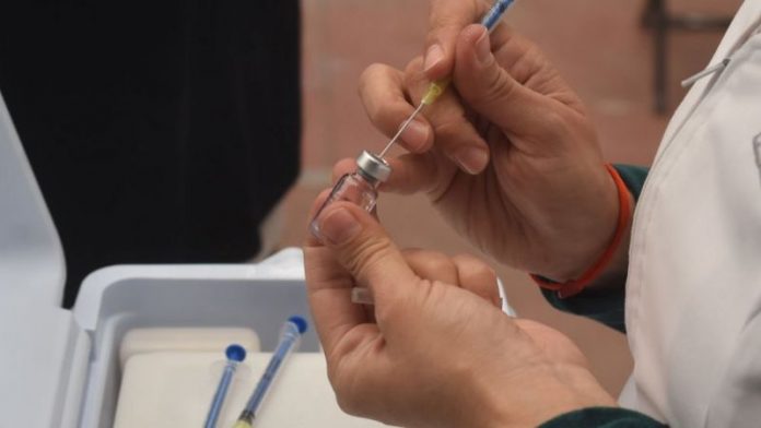 Veterinaria en Chile es investigada por vacunar a personas contra el coronavirus con dosis para perros