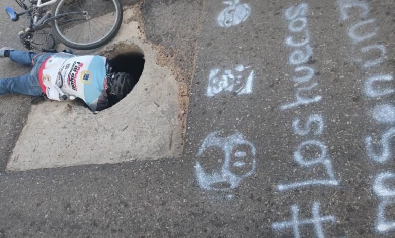 Ciclistas zulianos marcan imperfecto vial para exigir recuperación de asfaltado y alcantarillado