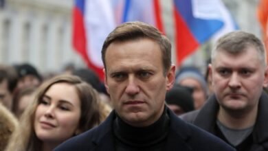 Policía detiene a importantes aliados de Navalny antes de protestas
