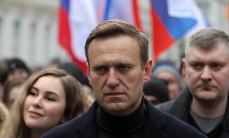 Policía detiene a importantes aliados de Navalny antes de protestas
