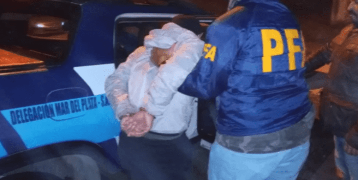 Una joven venezolana denunció que un hombre la mantuvo encerrada en su casa, la amenazó de muerte y la obligó a tener relaciones sexuales con él. Según fuentes policiales, el acusado, de 53 años, fue detenido por agentes de la Policía de Mar del Plata en la vecina localidad de General Pirán, donde lograron rescatar a la mujer, de 21. La víctima declaró en la Justicia que había conocido al hombre por medio de Facebook y que le hizo una propuesta laboral que, finalmente, ella aceptó. Además, el acusado pagó el pasaje aéreo a Buenos Aires. Sin embargo, cuando llegó a General Pirán dijo que encontró un infierno: fue encerrada en una casa, amenazada de muerte y, según consta en la denuncia judicial, fue sometida sexualmente. La joven venezolana aprovechó una distracción de su captor para escapar de la vivienda y avisar a la policía. Agentes de Investigaciones Especiales de la Policía Federal llegaron al domicilio en el que estaba encerrada la joven y la liberaron. La investigación quedó a cargo de la fiscal Laura Mazzaferri y el juez Santiago Inchausti. El caso podría enmarcarse en los delitos de trata de personas y reducción a la servidumbre.