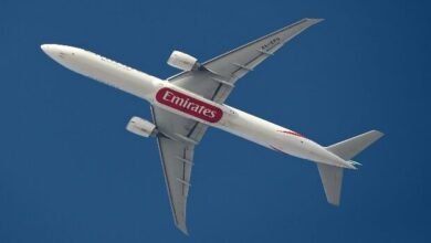 La aerolínea Emirates inició este jueves las pruebas del «pasaporte digital», una aplicación móvil para ayudar a los pasajeros a viajar fácilmente de acuerdo con los requisitos gubernamentales para la covid-19, en un vuelo de Dubái a Barcelona. La aerolínea de Emiratos Árabes Unidos (EAU) dijo en un comunicado que los primeros pasajeros que viajaron hoy de Dubái a Barcelona probaron el «pasaporte digital para verificar y compartir su estado de la prueba covid-19 previo al viaje». Esta prueba se está realizando en vuelos seleccionados de Emirates, como el de Dubái a Barcelona y el de Londres Heathrow a Dubái, y «pronto se ampliará para incluir otras rutas», según la aerolínea. Este pase de viaje de la Asociación de Transporte Aéreo Internacional (IATA), aún en fase de prueba, tiene como objetivo integrar un registro de requisitos de viaje para garantizar una experiencia de viaje más fácil a la luz de las regulaciones covid-19 que cada país impone. “Estas pruebas son un paso para que viajar sea más conveniente, permitiendo a los viajeros administrar la documentación relacionada con la covid-19 de manera digital, segura y sin problemas durante toda la experiencia de viaje. En el futuro, los viajeros también podrán compartir certificados de vacunación con autoridades y aerolíneas para facilitar el viaje”, dijo la aerolínea en el comunicado. Desde que reanudó sus vuelos tras un parón de meses en el inicio de la pandemia, en marzo de 2020, Emirates Airlines ha estado probando diferentes métodos para ganar la confianza de los pasajeros en plena pandemia para que el sector, uno de los más afectados por la crisis, vaya recuperándose. El pasado 21 de febrero, Emirates se convirtió en una de las primeras aerolíneas del mundo en operar un vuelo con todos sus empleados completamente vacunados de covid-19.