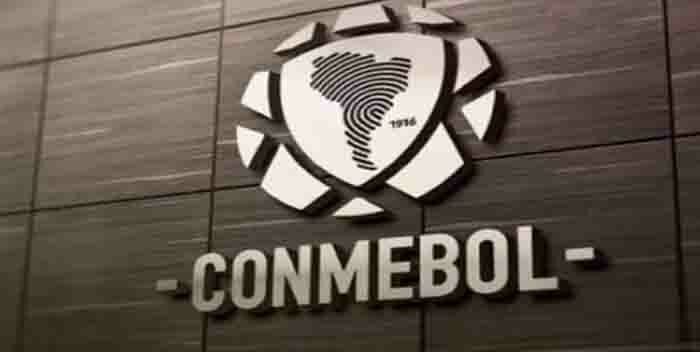 La Conmebol anunció este martes la donación por parte de la farmacéutica china Sinovac de 50.000 dosis de vacunas contra el Covid-19 previstas para los equipos participantes en los principales torneos masculinos y femeninos de la máxima autoridad del fútbol sudamericano, un acuerdo cuya gestión agradeció al presidente de Uruguay, Luis Lacalle Pou. «Se trata de un respaldo concreto por parte de la firma china a la realización de la CONMEBOL Copa América y a las demás competiciones del fútbol sudamericano», explicó el organismo en un comunicado. Al respecto, el presidente de la Conmebol, Alejandro Domínguez, expresó que «se trata de la mejor noticia que puede recibir la familia del fútbol sudamericano». «Es un paso adelante enorme para vencer a la pandemia de COVID-19, pero no significa de ningún modo que vayamos a bajar la guardia. Mantendremos nuestro trabajo responsable, el que nos permitió concluir nuestros torneos sin contratiempos y sin alterar los formatos», dijo Domínguez, citado en el comunicado. El titular de la Conmebol manifestó el agradecimiento por «este gran gesto de solidaridad y de apoyo de la empresa Sinovac, que comprendió que el fútbol es una actividad fundamental para la economía, la cultura y la salud física y mental de los sudamericanos». Asimismo, Domínguez agradeció a Lacalle y a las autoridades uruguayas «por la gestión rápida y eficaz para este logro que no tiene precedentes en el fútbol mundial». «La Presidencia de Uruguay, en su claro compromiso por apoyar el deporte, ofreció desinteresadamente sus buenos oficios para mediar ante Sinovac Biotech Ltd. Ninguna otra confederación del mundo ha logrado hasta hoy disponer de los inmunizantes para iniciar un proceso masivo de vacunación», añadió Domínguez. La Conmebol indicó que logística y los detalles operativos del proceso de vacunación serán dados a conocer «oportunamente en coordinación con las Asociaciones Miembro». El pasado viernes, precediendo al sorteo de las fases de las Copas Libertadores y Sudamericana, Domínguez recordó que la Conmebol fue la primera confederación en suspender los campeonatos para priorizar la salud y, al mismo tiempo, la primera en volver a las canchas gracias a un protocolo homogéneo y al respaldo de los Gobiernos de todas las asociaciones.