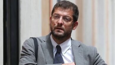 Un diputado italiano lleva dos meses intentando enterrar a su hijo en Roma