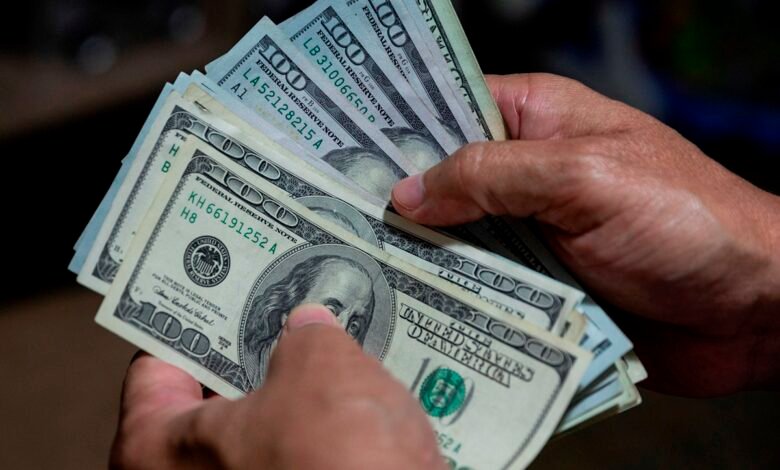 @DolarToday por su parte subió 5,49% y para este jueves se cotizó en 2.500.103,92 bolívares por dólar. La divisa, promediada por el Banco Central de Venezuela, se cotizó para la jornada 2.313.163,02 bolívares.