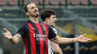 La UEFA castigó al Estrella Roja de Belgrado con un partido sin público en cancha propia y 30.000 euros por insultos contra el astro sueco Zlatan Ibrahimovic, de origen bosnio musulmán, desde las gradas durante el partido contra el Milán, el 18 de febrero pasado en Belgrado. Según informa el diario Sportski zurnal, el club belgradense también ha sido castiga de forma condicional hasta el 13 de abril de 2022 con otro partido más sin el público. La multa abarca también «la violación de los protocolos epidemiológicos», por la presencia de más personas de lo permitido en los palcos del estadio en el duelo de ida de los dieciseisavos de final de la Europa League que terminó con el empate (2-2). A Ibrahimovic, que estaba en el banquillo al marcar los italiano el primer gol, le dirigieron en ese momento varios insultos de índole racista, señala la prensa serbia. Aunque estaba prohibida la presencia del público por la pandemia, varias decenas de personas estaban en el estadio. En su próximo partido de competición europea, el Estrella Roja deberá destacar en su estadio una gran pancarta con el mensaje: «No al racismo». El rotativo indica además que por ahora el Estrella Roja no ha sancionado a la persona que insultó a Ibrahimovic.