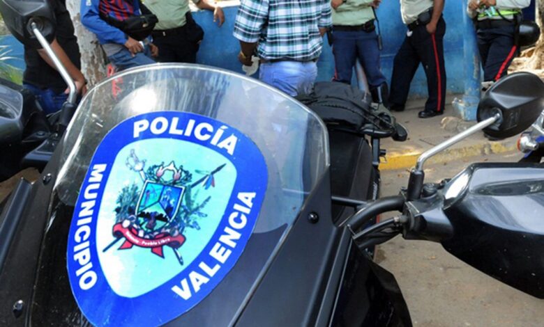 Detienen a policías por embriagarse y bañarse con uniforme en una playa de Carabobo