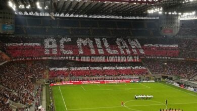 Italia celebra este jueves el visto bueno recibido por la Federación de Fútbol Italiana (FIGC) desde el Gobierno para que se permita la entrada parcial de público para los cuatro partidos de la próxima Eurocopa que se disputarán en el estadio Olímpico de Roma. «Regresamos al estadio» o «El fútbol reabre a Italia» son los titulares que llenan las portadas de los diarios deportivos italianos este jueves, después de la noticia confirmada este miércoles con enorme satisfacción por la FIGC. El Gobierno italiano dio el visto bueno a la Federación italiana para que haya al menos el 25 % de aficionados en el estadio Olímpico (cerca de 17.500 personas) para los cuatro partidos previstos en Roma, tres de la fase de grupos y un cuarto de final. El Olímpico será el teatro de la apertura de la Eurocopa el próximo 11 de junio, cuando Italia se enfrentará a Turquía. El seleccionado «azzurro» está encuadrado en el grupo A junto a Gales y Suiza, además del cuadro turco. La prensa deportiva italiana considera la decisión del Gobierno como una señal de optimismo de cara al futuro y no excluye que sea posible ver a los aficionados en los estadios, aunque en número muy reducido (unas mil personas), antes del cierre de la Serie A. Una reapertura parcial de las instalaciones deportivas permitiría también que haya espectadores en el torneo Masters 1.000 de tenis de Roma, previsto del 9 al 16 de mayo en el Foro Itálico. Hay mucho entusiasmo en Italia, donde los aficionados al fútbol están ansiosos por volver a ver a la selección «azzurra» pelear en un gran torneo internacional tras su ausencia del Mundial de Rusia de 2018, cuando no logró clasificarse. «Italia y Roma están listas. El visto bueno por parte del Gobierno a la presencia de público en los partidos de Roma para la Eurocopa representa una fantástica noticia que enviaremos de forma inmediata a la UEFA», aseguró Gravina este miércoles en declaraciones facilitadas por la FIGC. «El mensaje que el Ejecutivo envía al país es de gran confianza. Italia demuestra tener coraje, una Italia que lucha contra la pandemia y que a la vez trabaja para volver a salir en condiciones de seguridad», prosiguió el presidente federal. La Serie A de fútbol se disputó este año sin espectadores desde el pasado noviembre, como medida de precaución para prevenir el riesgo de contagio por coronavirus. Solo entre principios y finales de octubre fue permitida la entrada de un número reducido de aficionados, con un máximo mil personas, pero el agudizarse de la pandemia convenció a las autoridades competentes en cerrar las instalaciones deportiva.