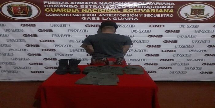 Un hombre que vestía prendas militares para extorsionar a comerciantes, fue detenido en Catia La Mar, La Guaira, por efectivos del Comando Nacional Antiextorsión y Secuestro (Conas) N° 45, según fuentes militares. El detenido está identificado como Wilfred Jesús Ocanto Mayora, quien fue capturado en las inmediaciones del terminal de pasajeros de Catia La Mar. El hombre portaba un uniforme militar correspondiente a la jerarquía de sargento primero de la Guardia Nacional Bolivariana. Pero al momento en que los agentes del Conas le solicitaron su documentación, manifestó no poseerla. Ocanto Mayora se dedicaba a exigir dinero a los diferentes dueños y administradores de comercios del sector, según el reporte. El hombre fue entregado al Ministerio Público donde le abrieron un procedimiento por extorsión y usurpación de funciones.