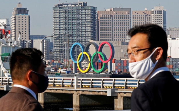 El secretario general del partido gobernante de Japón, Toshiro Nikai, afirmó que la cancelación de los Juegos Olímpicos previstos para este verano en Tokio es "una de las opciones" en caso de que continúe empeorando la situación de la pandemia en su país, según recogen este jueves los medios locales. Nikai, secretario general del Partido Liberal Democrático (PLD) del primer ministro Yoshihide Suga, destacó que los Juegos son "una gran oportunidad para Japón" y confió en que cuenten "con el apoyo de la ciudadanía", aunque señaló que para que tengan éxito "hay muchos temas que resolver", en una entrevista concedida a la cadena nipona TBS cuyo contenido ha sido adelantado por los medios locales. Cuestionado sobre la posibilidad de que los Juegos se cancelen si siguen al alza los contagios de coronavirus en Japón, respondió que "sería inevitable tomar la decisión según la situación que se presente" antes de la cita, cuya inauguración está prevista para el próximo 23 de julio. "Si llega el momento en que no se puede hacer más (en cuanto a medidas para contener el virus), se deben cancelar de forma decidida. Si se extiende la pandemia debido a los Juegos, ¿para qué habrán servido los Juegos?", dijo Nikai. Las declaraciones del secretario general del PLD contrastan con el discurso oficial del Gobierno japonés y del comité organizador de Tokio 2020, que desde hace meses mantienen que los Juegos se organizarán con total seguridad y sea cual sea la evolución de la pandemia. "De forma segura" El número dos del PLD trató de matizar sus palabras en un comunicado publicado posteriormente, en el que recalcó el compromiso del Ejecutivo para sacar adelante los Juegos "de forma segura" y pese a la pandemia. "Lo que quería decir es que si me preguntan si los Juegos deben ser organizados pase lo que pase, diría que no", señaló en un comunicado, en el que añade que la decisión final sobre el evento deportivo corresponde a los actores implicados. Otros miembros del PLD restaron importancia a las llamativas declaraciones, mientras que las fuerzas políticas de la oposición reclamaron al Gobierno que abra una discusión formal sobre qué hacer con los Juegos de este verano, que según las encuestas cuentan con un respaldo popular minoritario. El nuevo revuelo en torno a los JJOO llega a 99 días de su inauguración y después de que en la víspera el número de contagios diarios en todo Japón superara por primera vez los 4.000 desde finales de enero, una evolución que los expertos médicos del país han comenzado a calificar como cuarta ola de infecciones. Tokio registró este jueves 729 nuevos contagios, la mayor cifra en más de dos meses, mientras que en la prefectura de Osaka se dieron 1.208 casos, un récord hasta la fecha. Esta situación ha llevado a varias regiones niponas, entre ellas la capital, Tokio, a volver a endurecer las medidas para frenar al virus, lo que incluye acortar los horarios de apertura de bares y restaurantes y limitar más el acceso de espectadores a eventos multitudinarios.