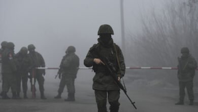 Estados Unidos ha acusado este miércoles 14 de abril a Rusia, en una reunión de la Osce en Viena, de acercar en las últimas fechas hasta a 25.000 soldados adicionales a las fronteras de Ucrania, unas "actividades militares inusuales" que calificó de "desestabilizadoras". "Rusia tiene más tropas estacionadas en la frontera con Ucrania ahora que en cualquier otro momento desde 2014. Rusia ha trasladado entre 15.000 y 25.000 tropas a Crimea o cerca de las fronteras de Ucrania", aseguró la representante de EEUU ante la Organización para la Seguridad y la Cooperación en Europa (Osce), Courtney Austrian. La reunión del Consejo Permanente de la Osce, convocada a petición de Ucrania, abordó hoy el movimiento de tropas rusas, dentro de un mecanismo de transparencia de ese organismo multilateral para fomentar la transparencia y la confianza mutua. "Las actividades militares unilaterales de Rusia solo sirven para desestabilizar aún más una situación ya volátil y amenazan con deshacer el frágil alto el fuego sobre el terreno en el este de Ucrania", aseguró la representante estadounidense. "Ucrania tiene razón al preocuparse por estas actividades. Tanto en 2008 como en 2014 Rusia acumuló fuerzas de manera similar antes de lanzar operaciones militares contra Georgia y contra Ucrania", agregó la diplomática. La delegación rusa participó en la reunión, tras ausentarse de un encuentro similar el pasado sábado, y aseguró que las "actividades militares inusuales" las está realizando Ucrania en la región rusófona de Donbas, donde desde 2014 se enfrentan el Ejército ucraniano y separatistas prorrusos. Foro La Unión Europea (UE), Estados Unidos y Canadá destacaron hoy el paso positivo de que Rusia participe en ese foro de la Osce para abordar la acumulación de tropas en la frontera con Ucrania, aunque lamentaron la actitud poco constructiva de Rusia al no aportar ninguna información nueva ni relevante. La UE aseguró que las explicaciones de Rusia "difícilmente pueden considerarse satisfactorias", ya que no aportan información relevante que justifique el movimiento de tal cantidad de tropas. Por ello, los Veintisiete pidieron a Rusia que "participe de buena fe" en las reuniones y que ofrezca total transparencia sobre sus actividades militares, algo a lo que está comprometido en el mecanismo de la Osce conocido como Documento de Viena. Rusia destaca que puede mover sus tropas dentro de su territorio con plena libertad y que su Ministerio de Defensa ha enmarcado el desplazamiento de efectivos a la frontera con Ucrania dentro de su evaluación anual sobre la capacidad de sus Fuerzas Armadas tras el invierno. El Kremlin ha acusado al país vecino de haber provocado la escalada actual en el Donbás.