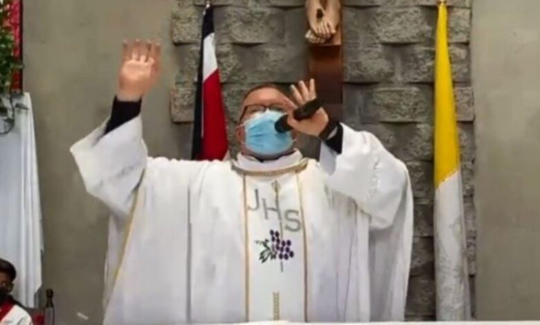 Un sacerdote se hizo viral por esta original canción “antiCovid”