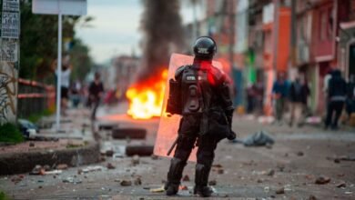 Noche de caos en Bogotá con incendio de puestos policiales