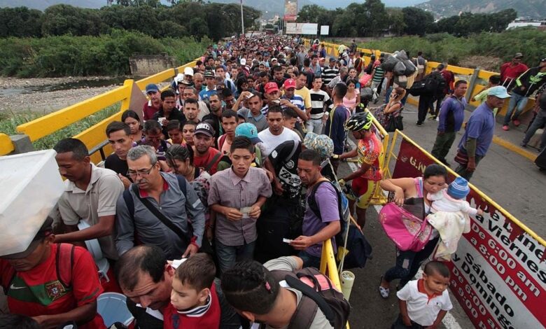 Permiten paso por el Puente Internacional Simón Bolívar de venezolanos varados en Colombia