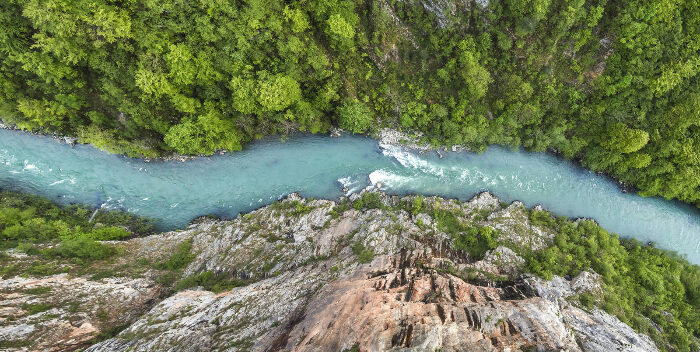 Existe un lugar en la Tierra en el que el agua se comporta de manera insólita. Como si tuviese vida propia, salta de un lago a otro y a veces incluso fluye cuesta arriba para cambiarse de valle. Si se tratase de unas pocas gotas de líquido, la anécdota podría ser fácilmente descartada como una causalidad. Pero no lo es. En cambio, son cientos de kilómetros cúbicos de agua y ríos enteros los que trepan como si los hubiera diseñado el mismísimo M.C. Escher. En cualquier otro lugar de la Tierra, el agua obedecería a la misma fuerza fundamental de la naturaleza: la gravedad. Pero en la Antártida el agua se inclina ante un dios diferente: la presión. Los miles de kilos de presión por centímetro cuadrado que ejerce el hielo sobre ella la fuerzan a fluir cuesta arriba en dirección opuesta a la interacción gravitatoria. Los científicos aseguran que el agua fluye hacia arriba en respuesta a las presiones que ejerce el hielo sobre ella Las presiones, por tanto, son las culpables de que se haya creado un ecosistema único en el mundo de ríos subterráneos (aún sin nombre) que desafían las leyes del sentido común. En las montañas fantasma La Antártida es mucho más que hielo. Bajo la superficie del continente blanco, se encuentra enterrado el secreto mejor guardado de nuestro planeta: una enorme y enigmática cordillera de cumbres y valles del tamaño de los Alpes que nunca ha sido vista por el ojo humano y tan solo ha podido ser vislumbrada por los métodos de radar. Allí es donde se han encontrado los ríos trepadores. Hasta ahora, el agua solo le había ganado la partida a la gravedad cuando se trataba de olas, mareas o fenómenos como tsunamis y terremotos Al lugar se le dio el nombre de la cordillera Gamburtsev, aunque debido a su localización ya se conoce como las montañas fantasma. Pese a ser descubiertas en 1958 de manera inesperada por un equipo soviético, no se determinó ni su tamaño ni su forma hasta 2009, cuando un grupo de científicos internacionales elaboraron un mapa detallado de este mundo oculto bajo la Antártida. En su investigación, descubrieron que a pesar de los 500 millones de años de la cordillera, esta casi no muestra signos de desgaste. Así que inmediatamente medios de toda clase la llamaron la fuente de la juventud del planeta Tierra. Sin embargo, parece que el interés de los científicos está tomando otro camino. Sus investigaciones se centran ahora en el agua líquida que se encuentra entre el hielo y el continente enterrado. Convencidos de que un complejo sistema de túneles, lagos y ríos se esconde bajo el hielo de la Antártida, aseguran que el agua fluye hacia arriba en respuesta a las presiones que ejerce el hielo sobre ella. Hasta ahora, el agua solo le había ganado la partida a la gravedad cuando se trataba de eventos muy rápidos (como las olas) o extremadamente excepcionales como tsunamis, inundaciones o algún otro incidente aislado. El Misisipi descontrolado En 1812 el terremoto de magnitud ocho, conocido con el nombre de Nueva Madrid, sacudió al sureste de Misuri tan fuerte que el río Misisipi, el cuarto más largo del mundo, fluyó temporalmente hacia atrás, en sentido norte. Curiosamente, 200 años más tarde, los fuertes vientos del huracán Isaac a su paso por Estados Unidos provocaron que las aguas del mismo río desafiaran también a la ley de la gravedad. «Es lógico que el sentido del río cambie, pues los vientos estan moviéndose 360 grados constantemente. En un ciclón tropical los vientos soplan en dirección opuesta a las manecillas del reloj y con su fuerza provocan que las aguas fluyan en sentido contrario», indicó en su momento el meteorólogo Martín Mata a la BBC. En cualquier caso, se trata de fenómemos breves y de ningún modo son tan permanentes como los ríos subterráneos ahora descubiertos.