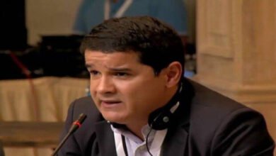 El secretario general nacional de Avanzada Progresista, Luis Augusto Romero, propuso este viernes que la asamblea chavista desarrolle un lobby internacional para intentar que se levanten las sanciones impuestas en contra de la administración de Nicolás Maduro. En conversación por VTV, Romero aseguró que las sanciones “no producen cambios políticos, son profundamente injustas y nosotros las vamos a seguir rechazando “. En este sentido, destacó que a través de la delegación de la AN chavista en el Parlamento Latinoamericano, pueden impulsar gestiones para buscar la eliminación de estas medidas. “La representación del Parlatino está compuesta por diputados del oficialismo y la oposición. ¿Qué rol puede jugar esta delegación? Denunciar la injusticia y los perjuicios que causan esas sanciones y desarrollar un lobby parlamentario internacional que permita desactivarlas “, afirmó.