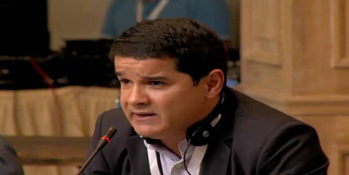 El secretario general nacional de Avanzada Progresista, Luis Augusto Romero, propuso este viernes que la asamblea chavista desarrolle un lobby internacional para intentar que se levanten las sanciones impuestas en contra de la administración de Nicolás Maduro. En conversación por VTV, Romero aseguró que las sanciones “no producen cambios políticos, son profundamente injustas y nosotros las vamos a seguir rechazando “. En este sentido, destacó que a través de la delegación de la AN chavista en el Parlamento Latinoamericano, pueden impulsar gestiones para buscar la eliminación de estas medidas. “La representación del Parlatino está compuesta por diputados del oficialismo y la oposición. ¿Qué rol puede jugar esta delegación? Denunciar la injusticia y los perjuicios que causan esas sanciones y desarrollar un lobby parlamentario internacional que permita desactivarlas “, afirmó.