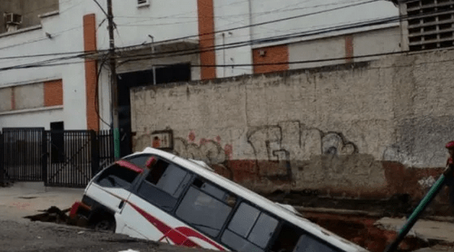hueco se traga autobus