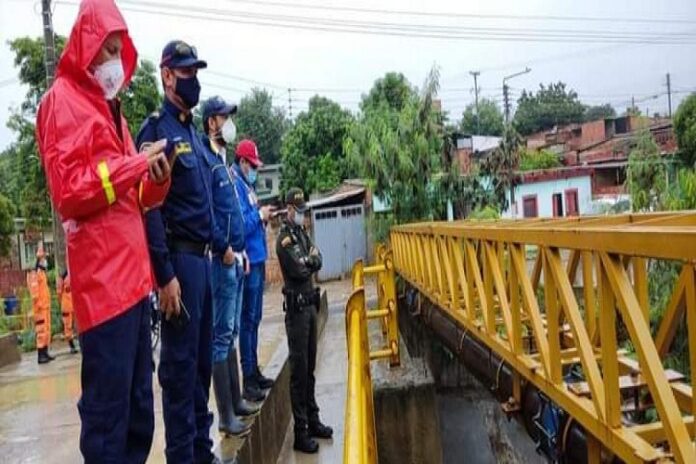 niño cae en caño