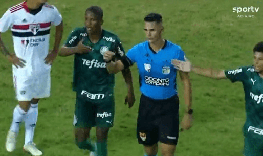 apuñala a jugador