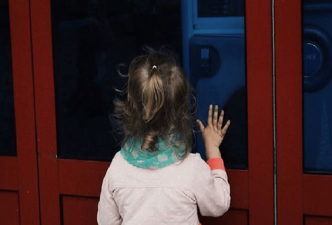 niña encerrada