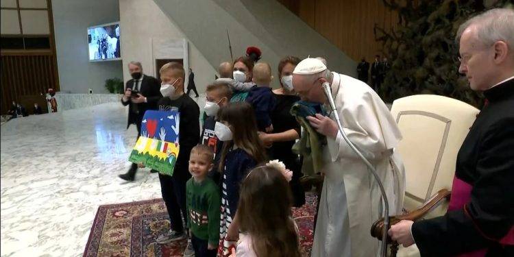 papa besa bandera