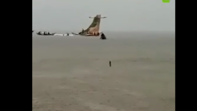 avion en el lago