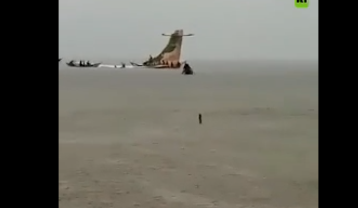avion en el lago